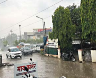 मावल में तूफान के साथ बेमाैसम बारिश, कई जगहाें पर पेड़ और बिजली के खंभे गिरने से मुश्किलें बढ़ीं